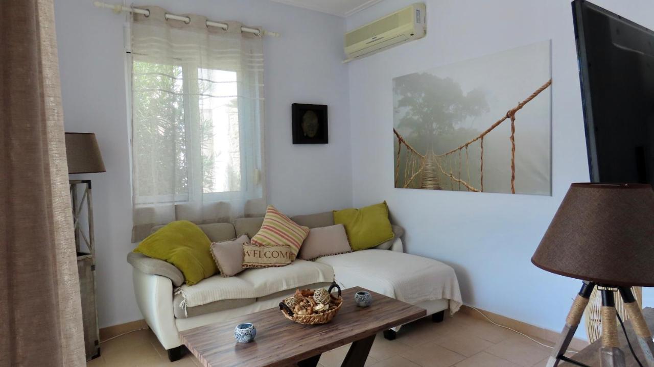 Phoebes Place At Kalamaki Court, 2 Bedroom Villa With A Shared Pool Dış mekan fotoğraf