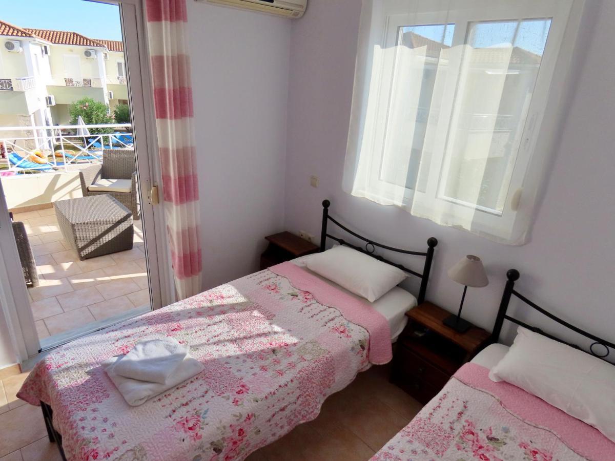 Phoebes Place At Kalamaki Court, 2 Bedroom Villa With A Shared Pool Dış mekan fotoğraf