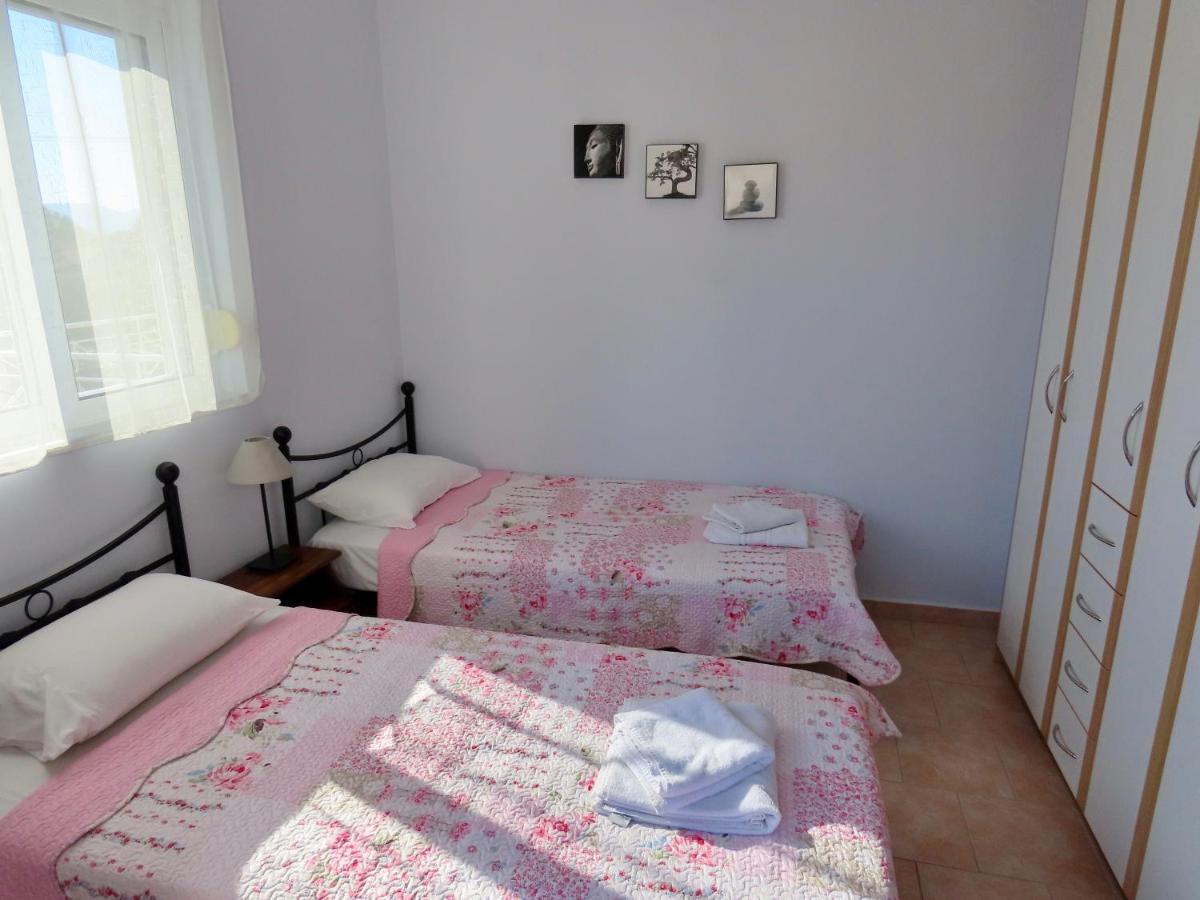 Phoebes Place At Kalamaki Court, 2 Bedroom Villa With A Shared Pool Dış mekan fotoğraf