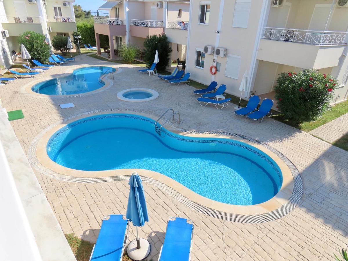 Phoebes Place At Kalamaki Court, 2 Bedroom Villa With A Shared Pool Dış mekan fotoğraf