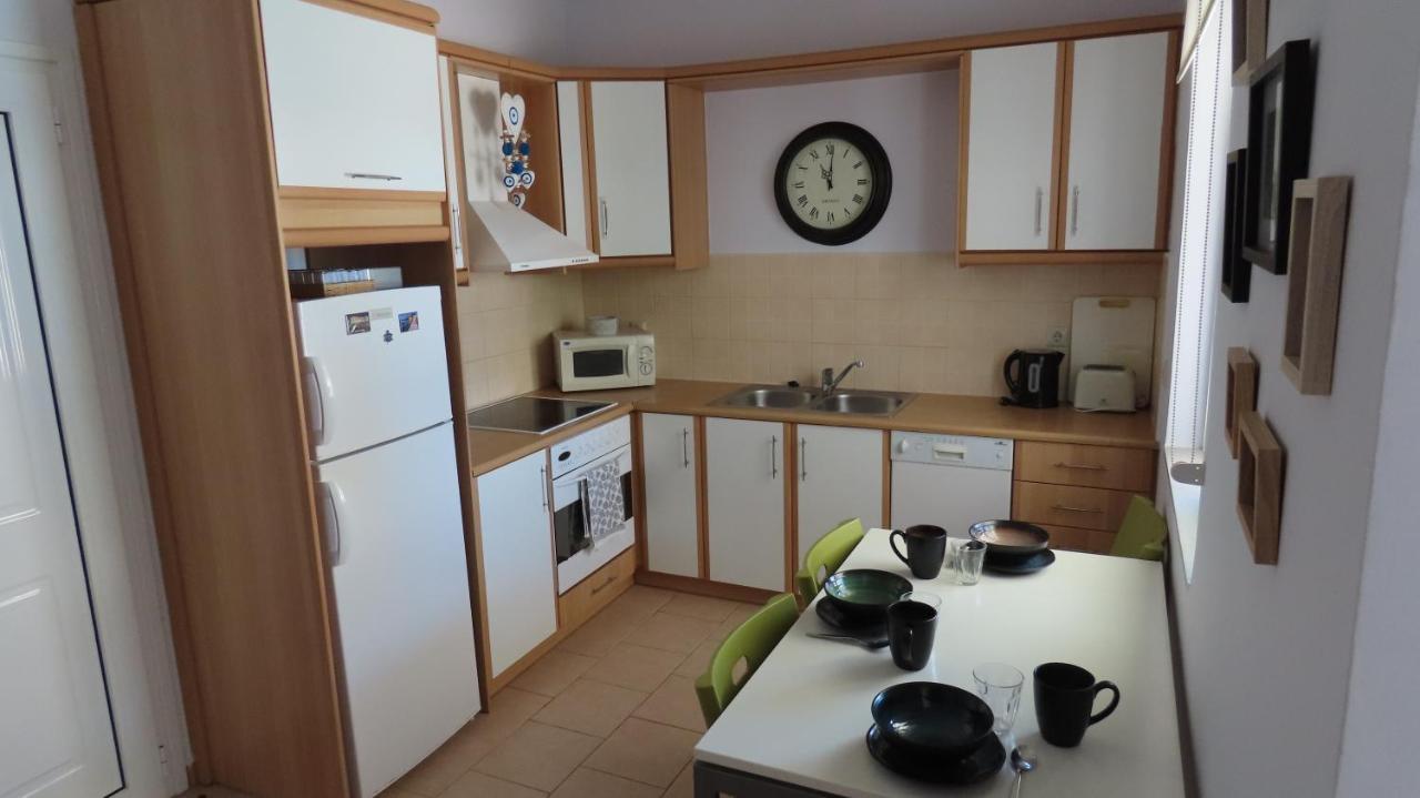 Phoebes Place At Kalamaki Court, 2 Bedroom Villa With A Shared Pool Dış mekan fotoğraf